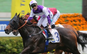 Rattan swoops over the top of Mr Stunning and Beat The Clock to win the Group Two Sprint Cup. Photos: Kenneth Chan