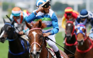 Karis Teetan salutes the crowd after winning on Voyage Warrior. Photos: Kenneth Chan