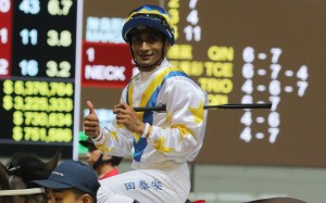 Karis Teetan gives a thumbs up after winning on Hong Kong Bet at Happy Valley. Photos: Kenneth Chan