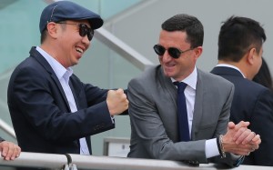 Douglas Whyte talks to an owner at Sha Tin on Sunday. Photos: Kenneth Chan