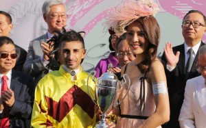 Kelly Cheung presents the trophy to winning jockey Alberto Sanna. Photos: Kenneth Chan