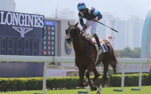 Karis Teetan salutes aboard Duke Wai at Sha Tin. Photos: Kenneth Chan
