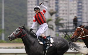 Jockey Masami Matsuoka salutes as Win Bright wins the QE II Cup. Photos: Kenneth Chan