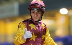 Alfred Chan gives the thumbs up after winning aboard Very Sweet Orange. Photos: Kenneth Chan