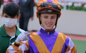 Lyle Hewitson talks to connections after riding Happy Alumni. Photos: Kenneth Chan