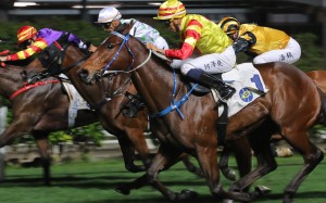 Shamport (outside) swamps his rivals to win at Happy Valley on Wednesday night. Photos: Kenneth Chan