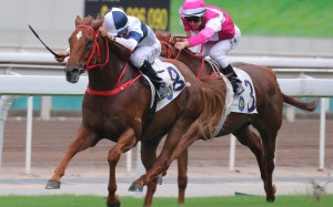 Joao Moreira kicks clear on Scores Of Fun, beating Zac Purton aboard Kinda Cool. Photos: Kenneth Chan
