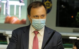 Trainer Caspar Fownes plays around with Joao Moreira’s whip after Green Luck’s win on Wednesday night. Photos: Kenneth Chan