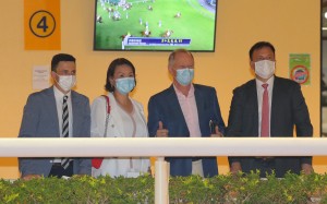 Trainer John Moore (second from right) gives a thumbs up as he stands with Douglas Whyte (left), his wife Fifi and Caspar Fownes at Happy Valley last night. Photos: Kenneth Chan