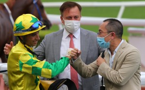 Jockey Joao Moreira and trainer Caspar Fownes (centre) celebrate Sky Field’s win with connections. Photos: Kenneth Chan