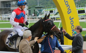 Winwin Thirtythree’s owner give the horse a pat after winning at Sha Tin on Sunday. Photos: Kenneth Chan