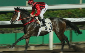 Zac Purton guides Kings Shield to an easy win on Wednesday night. Photos: Kenneth Chan