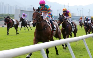 Chad Schofield guides Super Axiom to an easy win at Sha Tin on Sunday. Photos: Kenneth Chan
