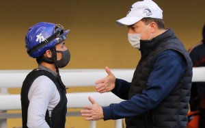 Caspar Fownes chats with Alfred Chan at the Happy Valley barrier trials on Saturday morning. Photos: Kenneth Chan