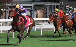 Karis Teetan pilots Charity Fun to victory at Happy Valley on Wednesday night. Photos: Kenneth Chan