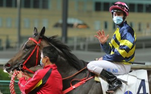 Zac Purton acknowledges his five winners after returning to scale aboard Wind N Grass. Photo: Kenneth Chan