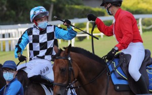 Jack Wong fist bumps the clerk of the course after breaking his drought. Photos: Kenneth Chan