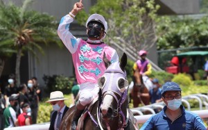 Karis Teetan pays tribute to Nooresh Juglall after riding a winner at Sha Tin on Sunday. Photo: HKJC