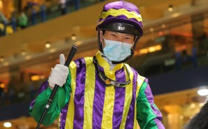 Jerry Chau gives the thumbs up after winning aboard Rainbow Light at Happy Valley on Wednesday night. Photos: Kenneth Chan