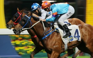 Zac Purton (outside) and Joao Moreira fight out a finish. Photos: Kenneth Chan