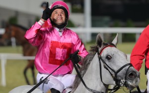 Ruan Maia looks to the sky after winning aboard Chancheng Prince at Sha Tin on Wednesday night. Photos: Kenneth Chan