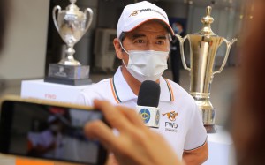 Trainer Tony Cruz talks to the press. Photos: Kenneth Chan