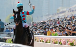 Joao Moreira celebrates Glory Vase’s victory in the Hong Kong Vase. Photos: Kenneth Chan