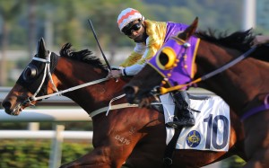 Matthew Poon looks over to his left to make sure Ima Single Man got his nose in front at Sha Tin on Saturday. Photo: Kenneth Chan