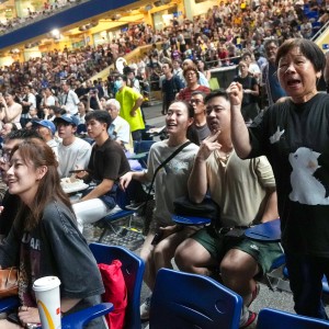 A large crowd of horse-racing enthusiasts enjoyed the final day of the season at Happy Valley Racecourse on Wednesday. Photo: Karma Lo