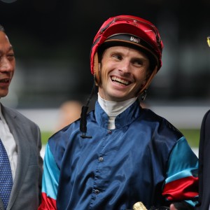 Lyle Hewitson (right) celebrates his win on Winning Champion with Danny Shum (left) at the Happy Valley season finale. Photos: Kenneth Chan