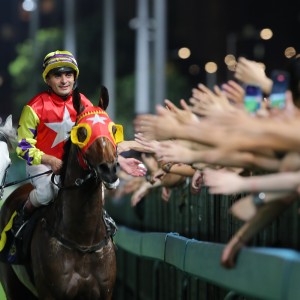 Andrea Atzeni celebrates his win on Crimson Flash last season with the Happy Valley crowd. Photos: Kenneth Chan