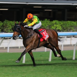 Nichola Yuen guides Prestige Always to victory at Happy Valley. Photos: Kenneth Chan