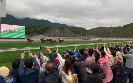 Racing fans at Conghua’s exhibition race meeting in 2019. Photos: Kenneth Chan