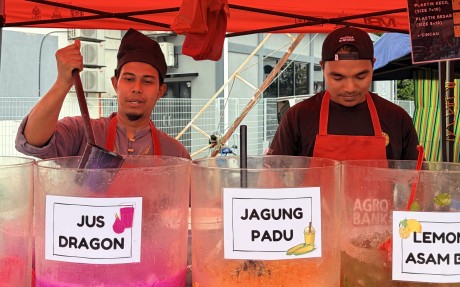 Asyraf Ahmad (left) sells drinks at his Ramadan stall after switching his business model from food. Photo: Ushar Daniele