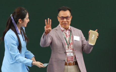 Owner Leung Shek-kong is delighted after drawing barrier three for Ka Ying Rising for Sunday’s Chairman’s Sprint Prize. Photos: Kenneth Chan.