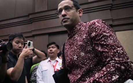 Nadiem Makarim (right) enters the courtroom for his trial hearing in Jakarta on May 13. Photo: AP