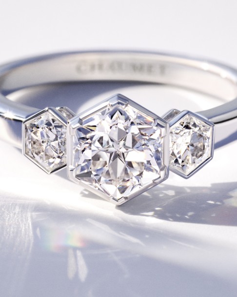 Bee My Love solitaire in white gold, set with one Taille Impératrice-shaped diamond of approximately 1 carat and two Taille Impératrice-shaped diamonds.