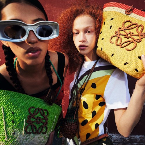 希少　美品　LOEWE 2021 Paula's Ibiza パロットポシェット Sun-soaked with a care-free attitude, @loewe's Paula's Ibiza 2026