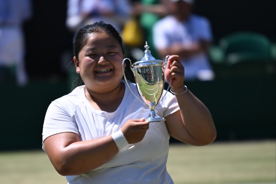 ウィンブルドン2001年　コールポート　フィギュリン　Winning Lady Wimbledon: China's Wang Ziying stuns favourite in women's