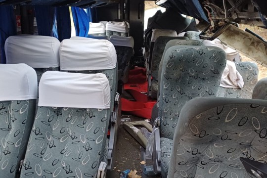 【砂バス】 15 dead after Brazil bus crashes and flips on side | South China