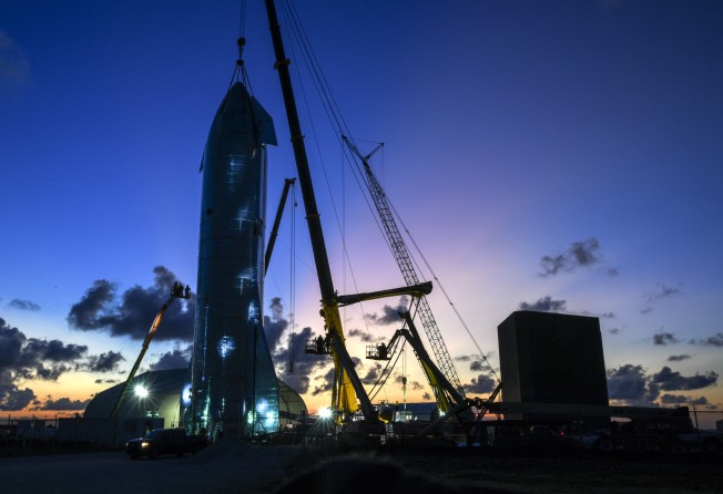 Workers put the finishing touches on a prototype of SpaceX’s Starship at Brownsville, Texas in September 2020. Photo: The Washington Post via Getty Images