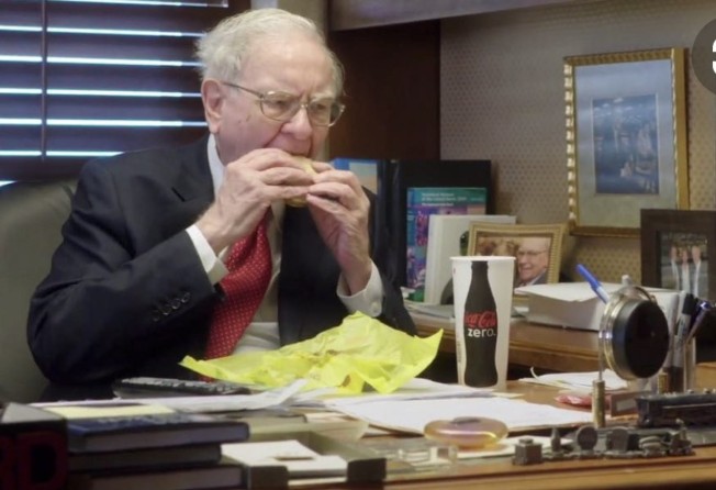 Warren Buffett enjoys McDonald’s as his breakfast. Photo: @darrenrovell/Twitter