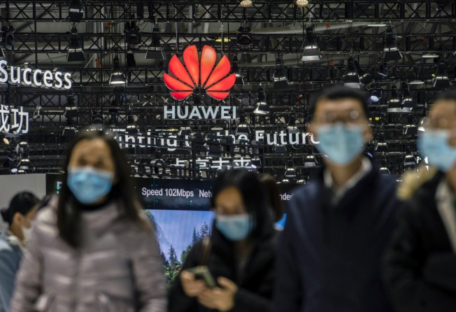Attendees walk past the Huawei Technologies Co logo at the MWC Shanghai exhibition in Shanghai, China, on Tuesday, Feb. 23, 2021. Photo: Bloomberg