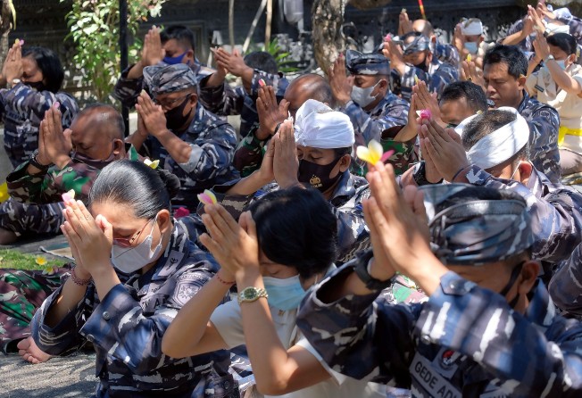 Indonesian navy personnel pray for those who died aboard submarine KRI Nanggala. Photo: Reuters