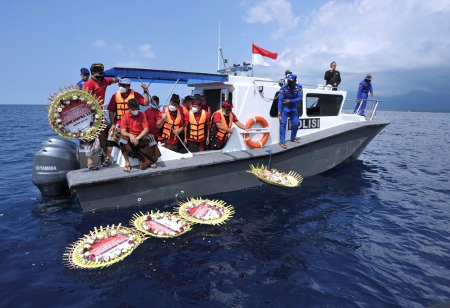 People throw flowers and petals with names of the sunken KRI Nanggala submarine crew members into the sea in Bali. Photo: Reuters. 