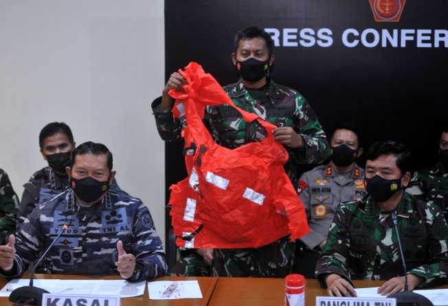 An escape suit believed to be from the sunken Indonesian Navy KRI Nanggala submarine is displayed at a media conference held during the search for the ship. Photo: Reuters