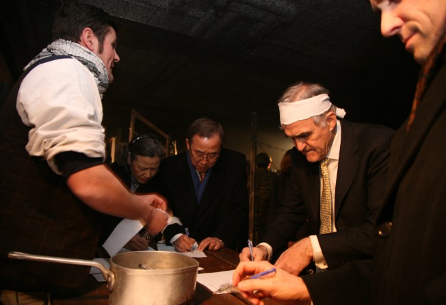 Begbie (left) running the refugee simulation for Ban Ki-moon (centre) at Davos in 2009. Photo: Courtesy of David Begbie
