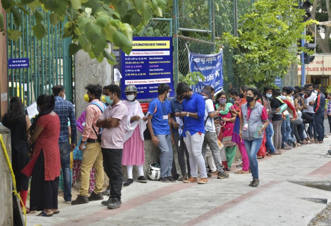 People wait to get vaccinated against Covid-19 outside the KC General Hospital in Bangalore on June 9, 2021. Photo: AFP