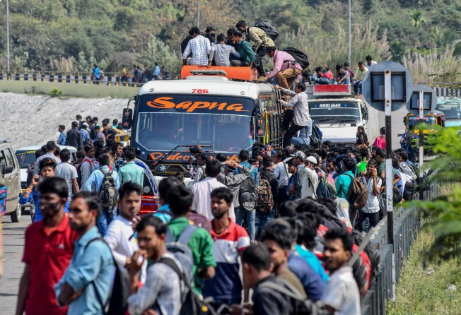 People scramble to return to their rural homes before a surprise nationwide lockdown came into effect in India on March 24, 2020. Photo: AFP