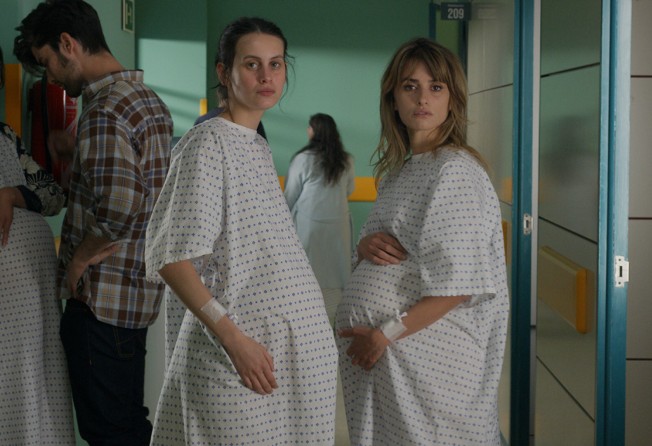 Milena Smit (left) and Penélope Cruz in a still from Parallel Mothers. Photo: El Deseo.